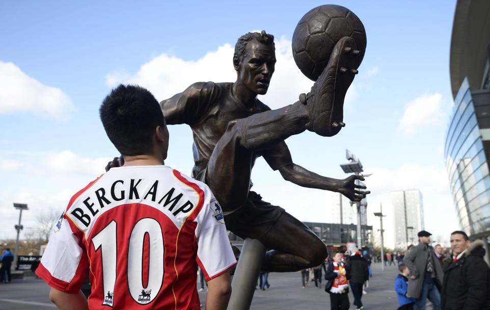 Oggi l’Arsenal ha inaugurato la statua di Dennis Bergkamp davanti all’Emirates Stadium. Epa